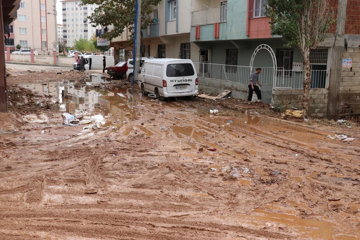 Gaziantep'te etkili olan yağışın sele dönüşmesi sonucu ev ve işyerleri çamur deryasına döndü